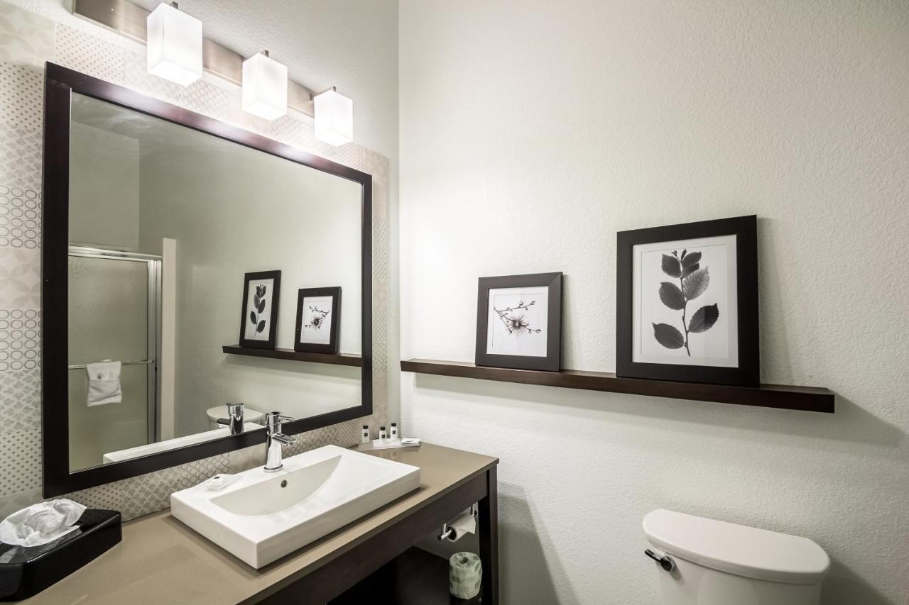 King Suite with Spa Bath at Country Inn & Suites by Radisson, Fond du Lac, WI