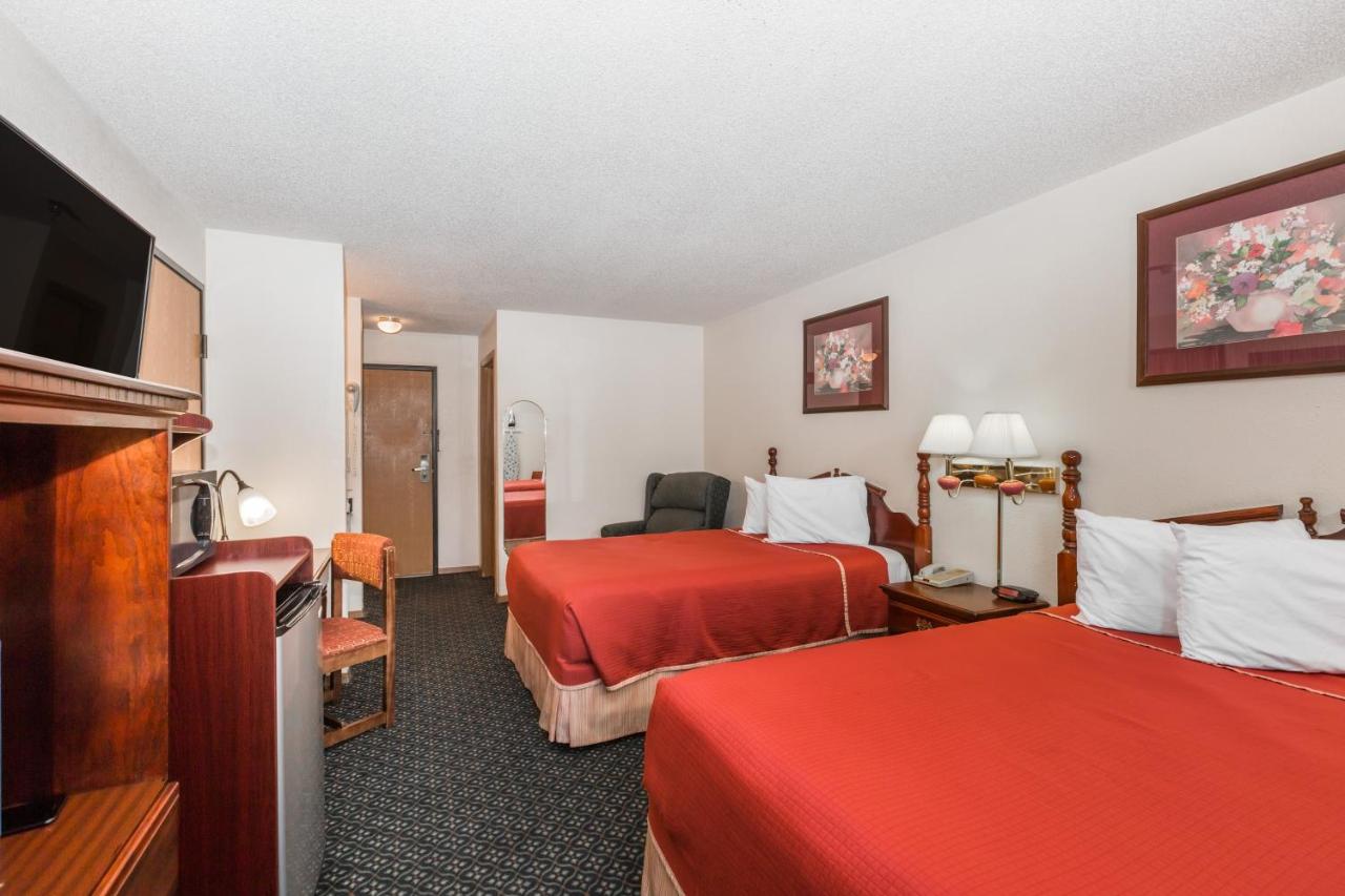 Double Room with Two Double Beds - Non-Smoking at Howard Johnson by Wyndham Wichita Airport