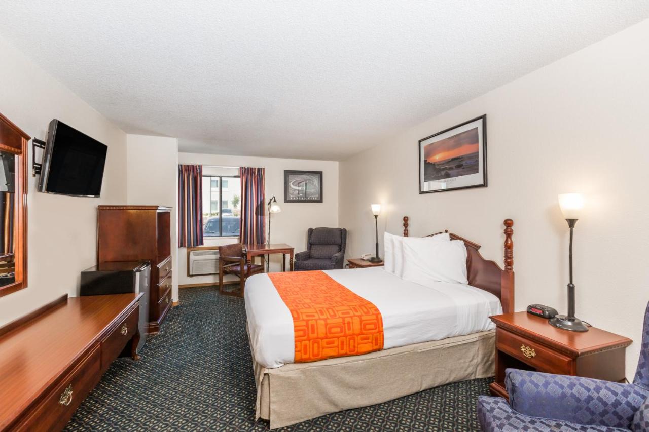 Queen Room - Smoking at Howard Johnson by Wyndham Wichita Airport