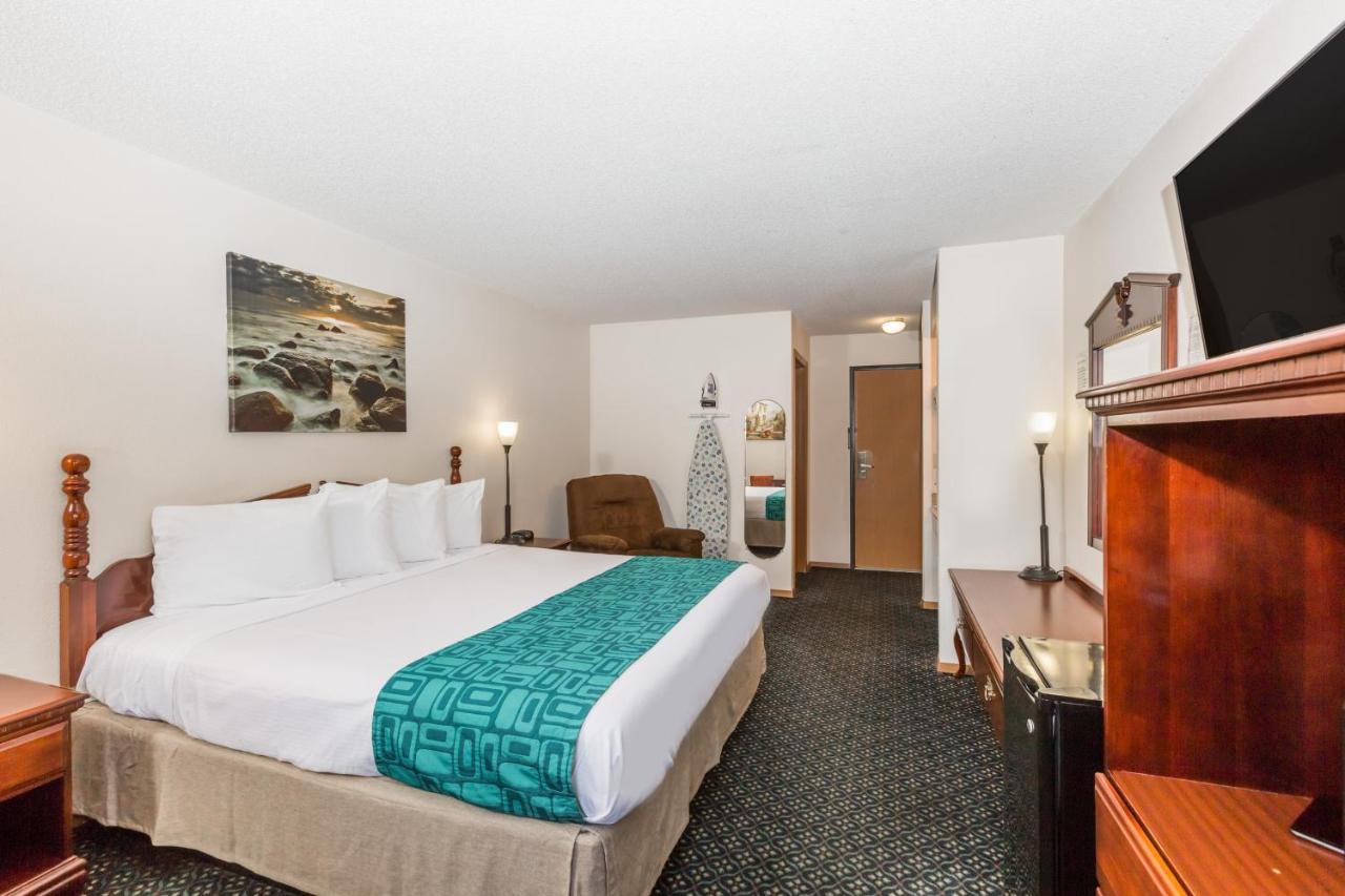 King Room - Non-Smoking at Howard Johnson by Wyndham Wichita Airport