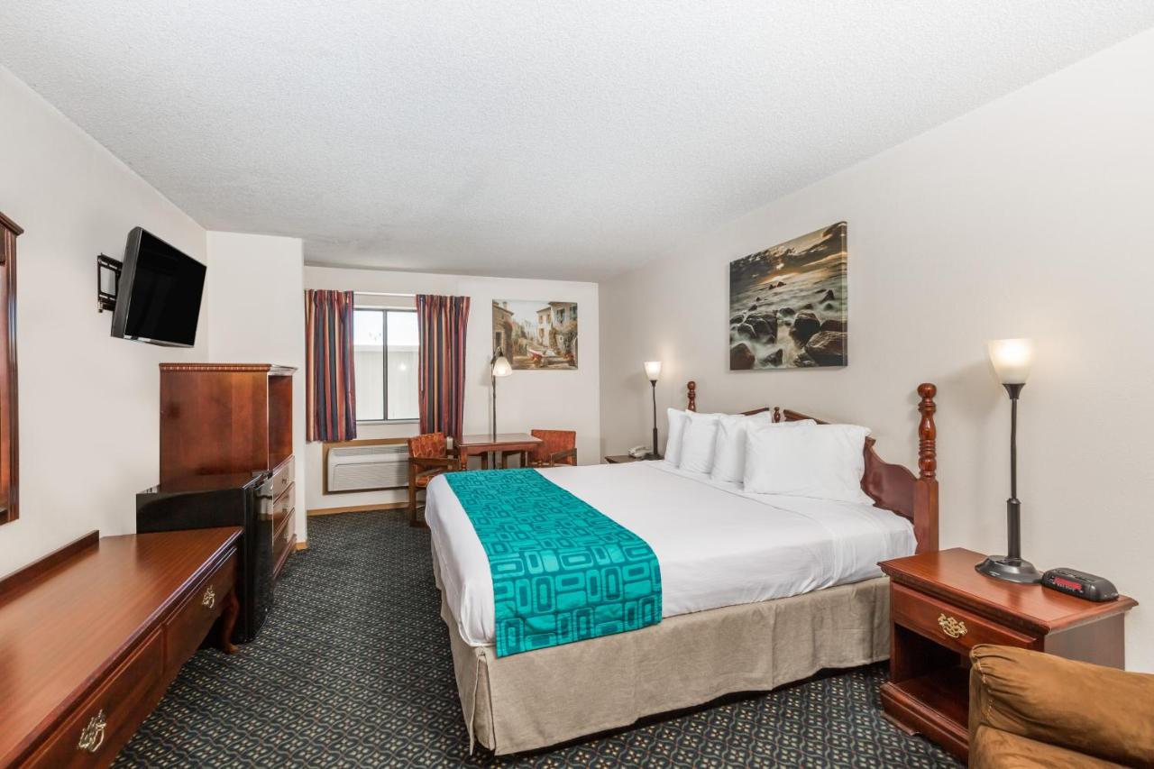 King Room - Non-Smoking at Howard Johnson by Wyndham Wichita Airport