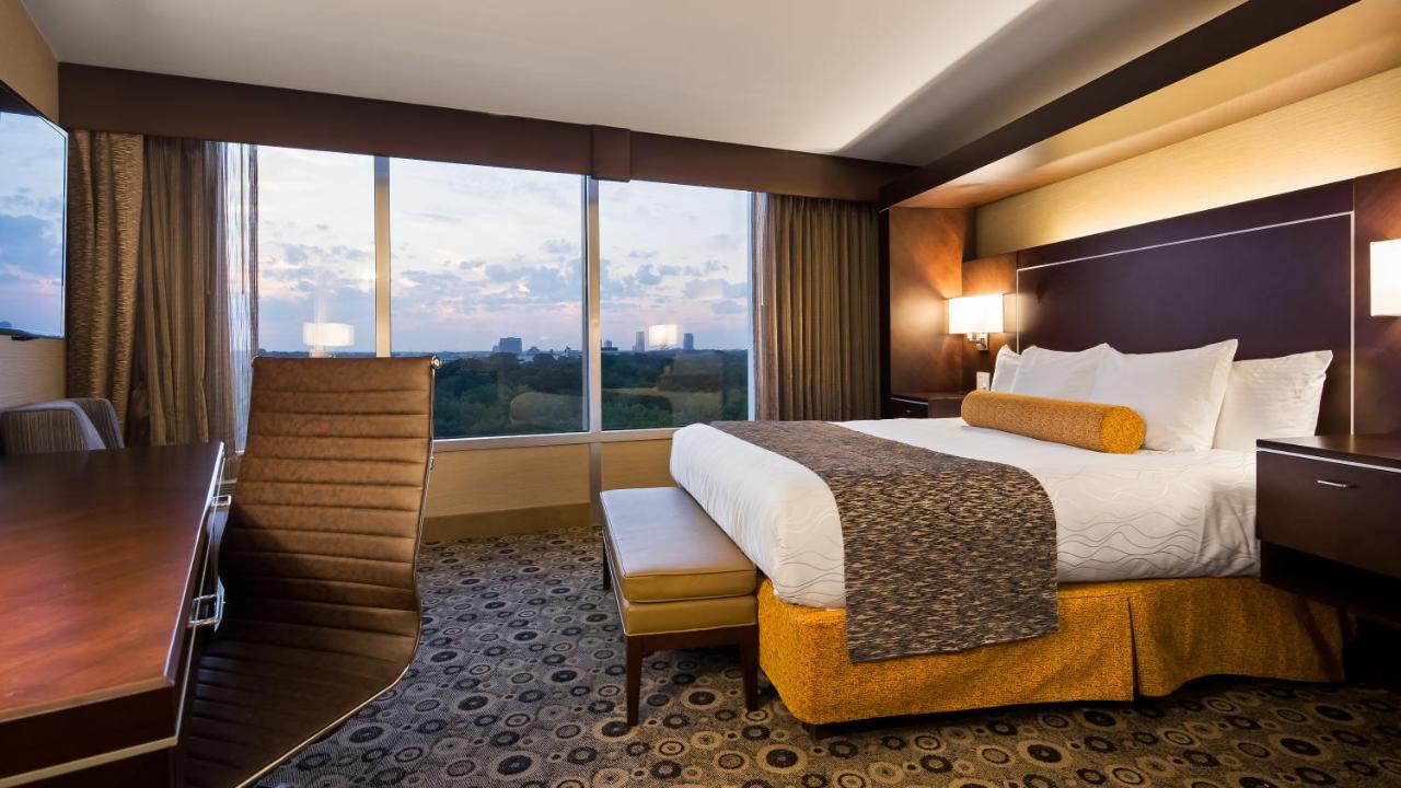 King Suite at Radisson Hotel Southfield-Detroit