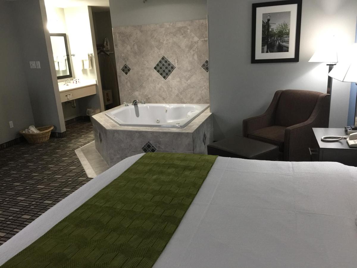 King Studio Suite - Non-Smoking at Baymont by Wyndham Pella