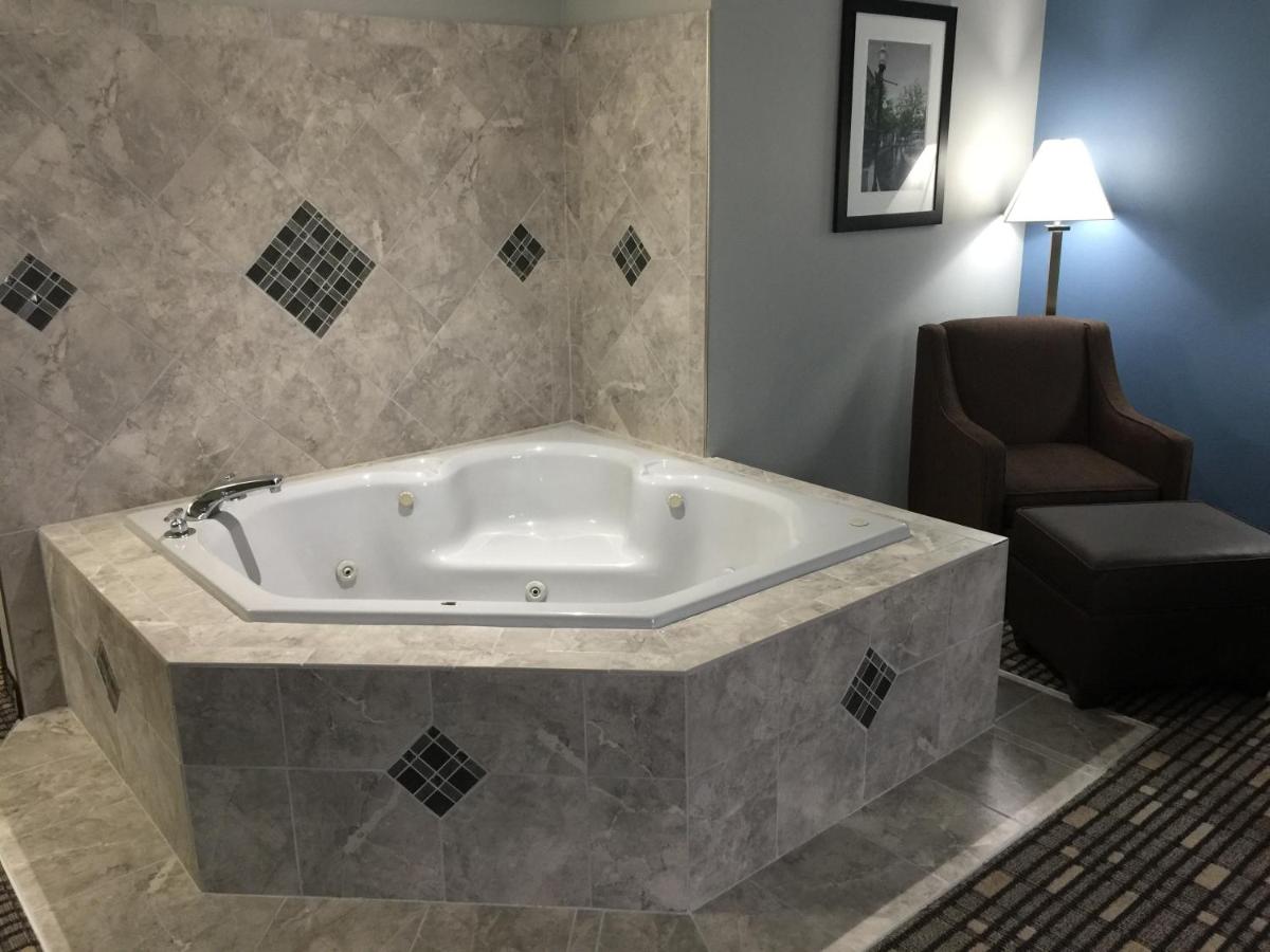 King Studio Suite - Non-Smoking at Baymont by Wyndham Pella