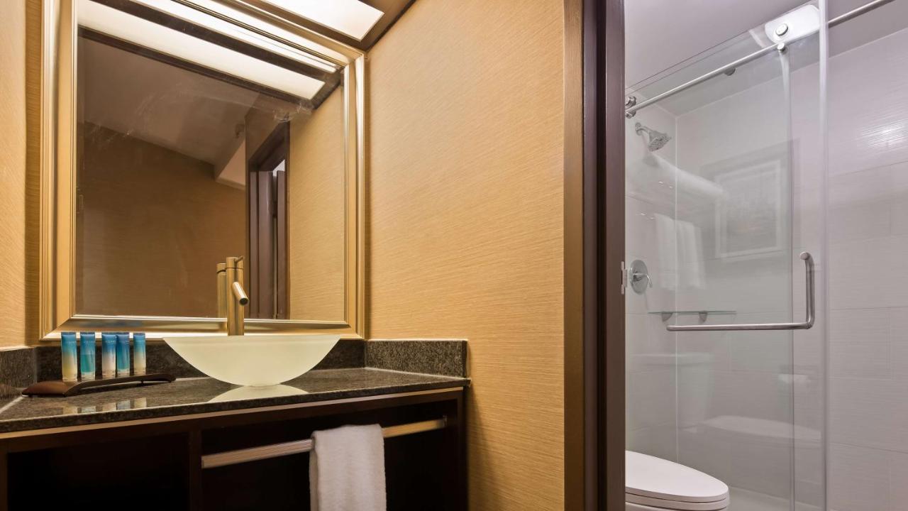 King Suite at Radisson Hotel Southfield-Detroit