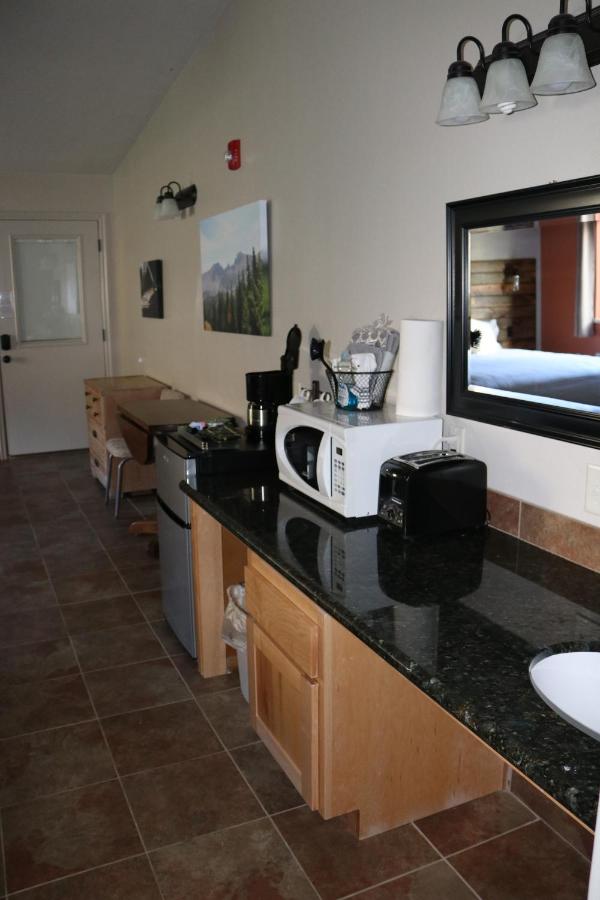 King Room - Disability Access at Hidden Canyon Retreat