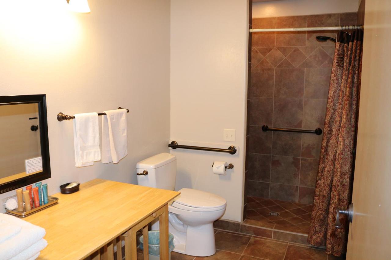 King Room - Disability Access at Hidden Canyon Retreat