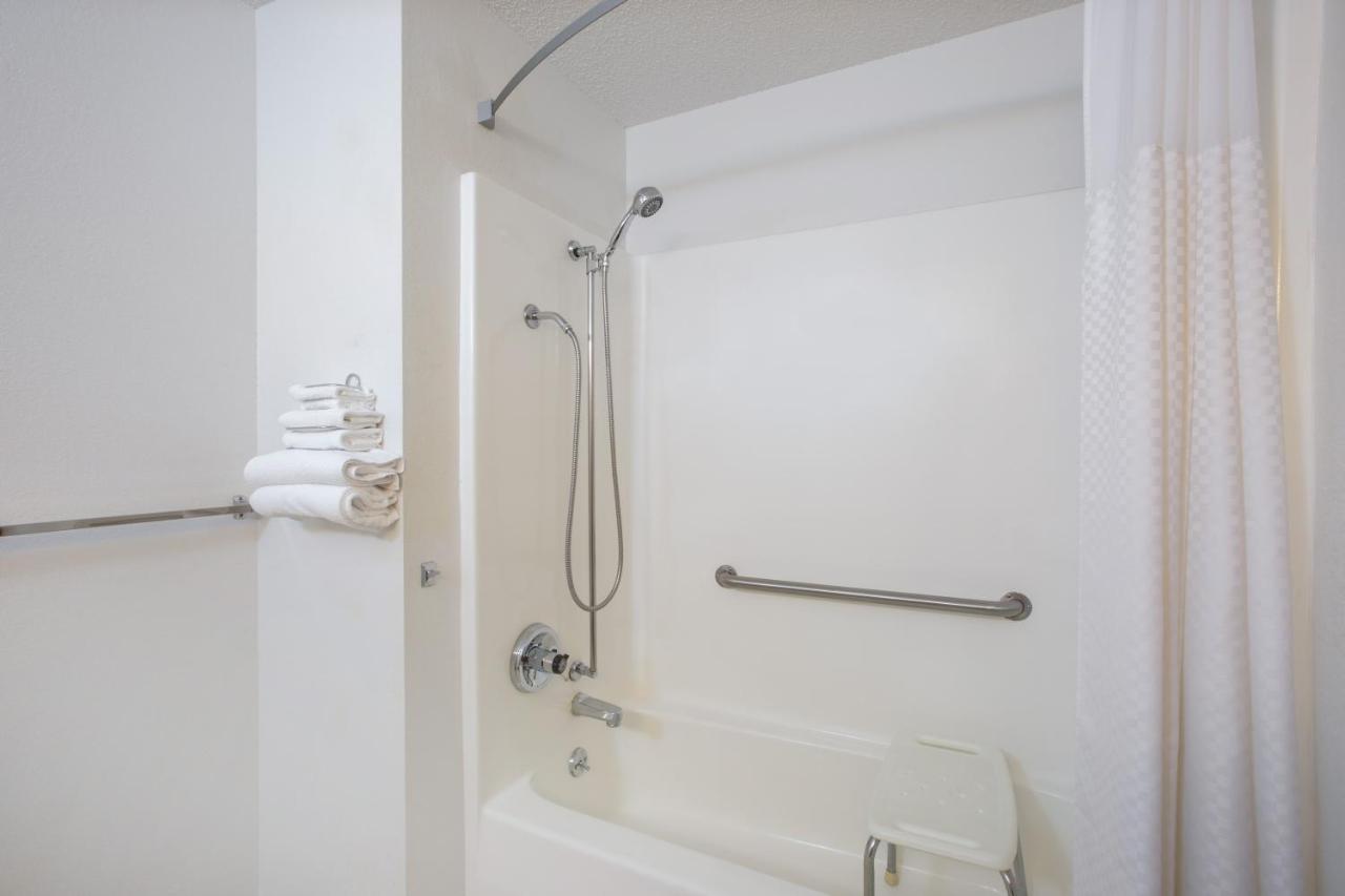Queen Room - Disability Access/Non-Smoking at Super 8 by Wyndham Storm Lake