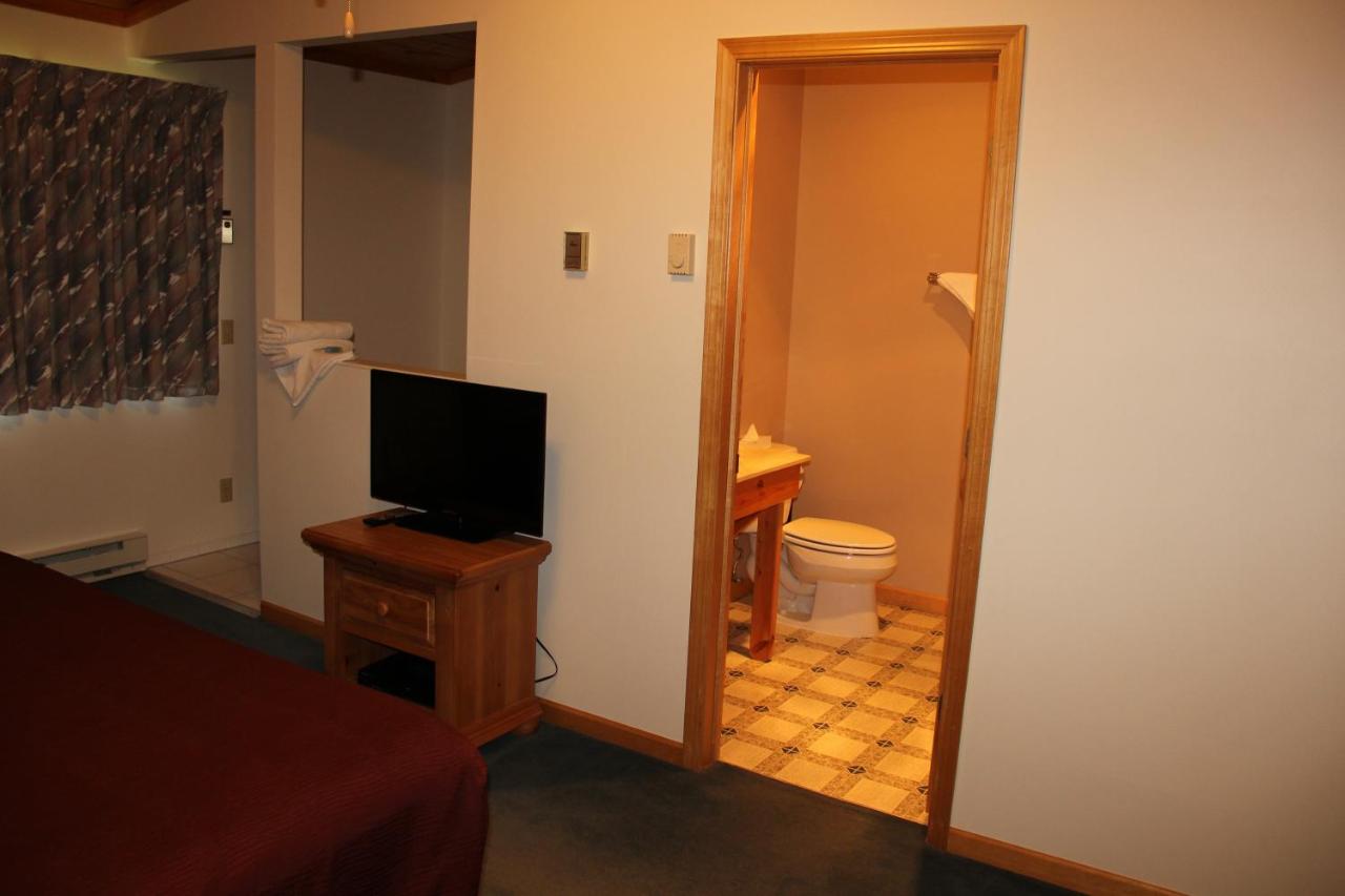 King Room with Spa Bath at Superior Ridge Resort Motel