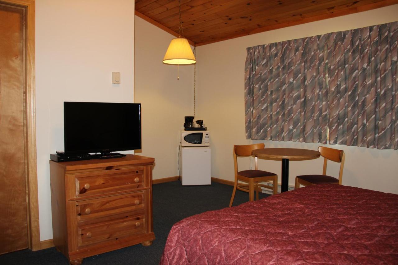 Deluxe Queen Room at Superior Ridge Resort Motel