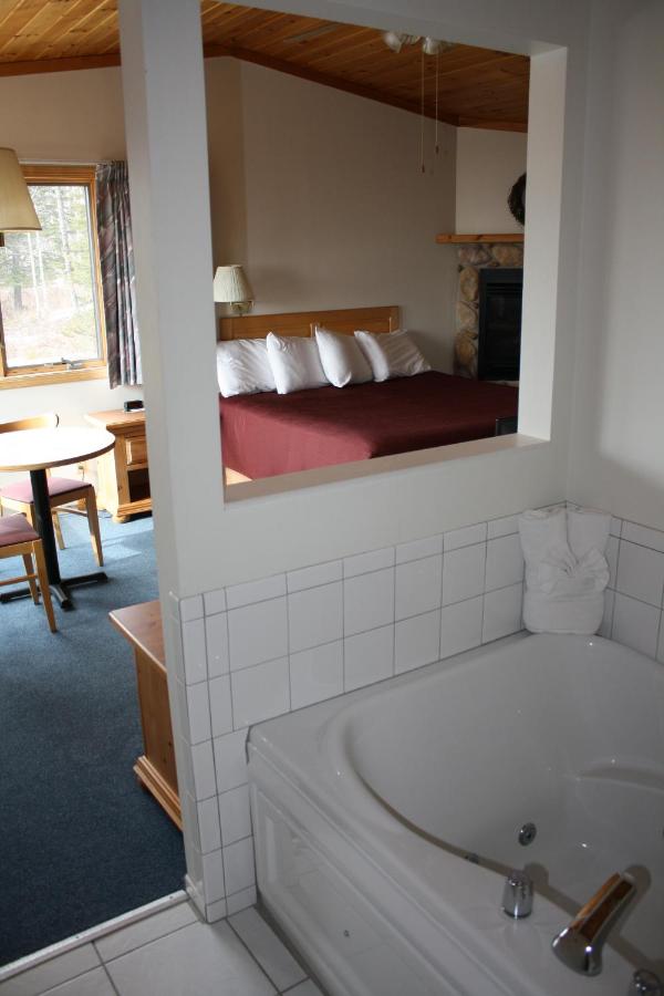 Deluxe Room at Superior Ridge Resort Motel