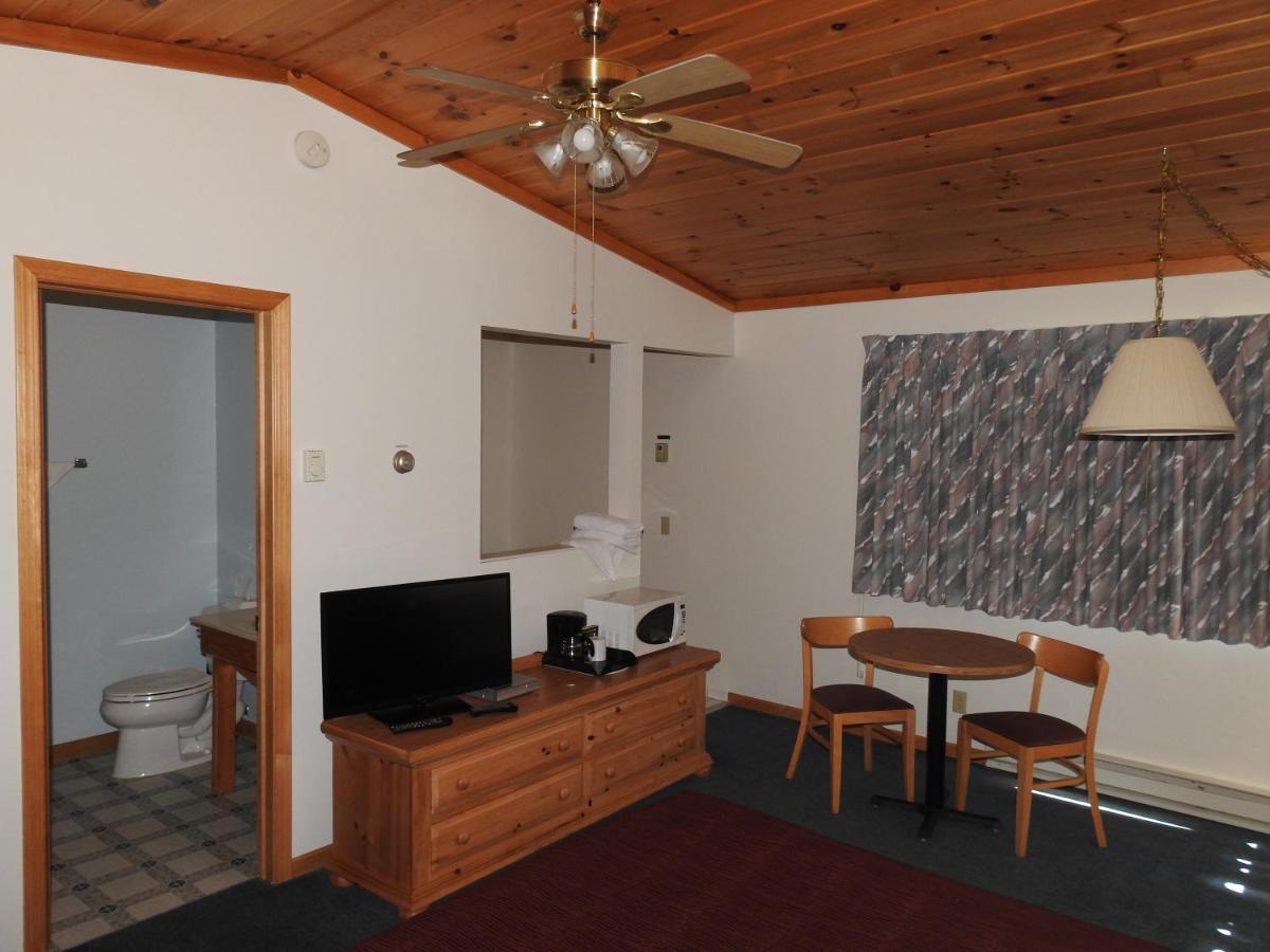 Deluxe Room at Superior Ridge Resort Motel