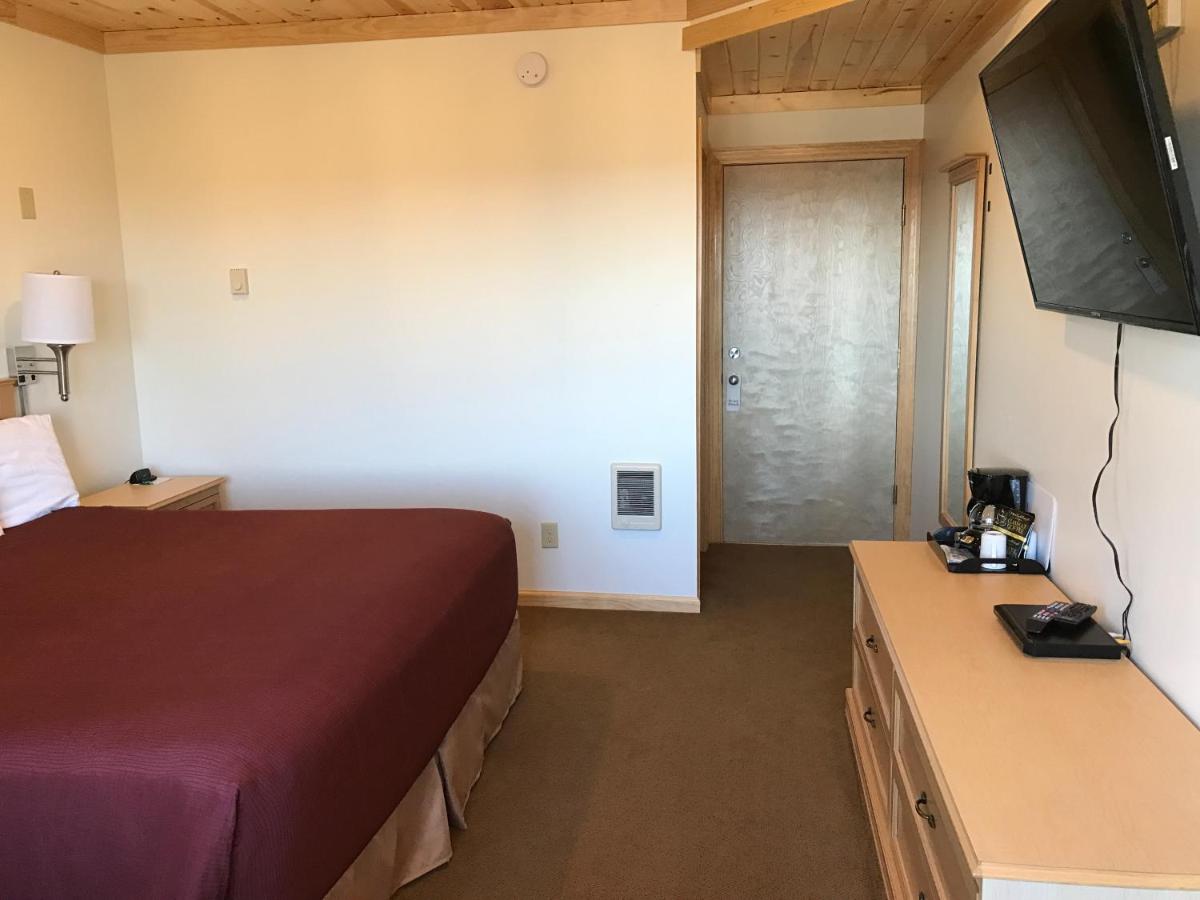 King Room with Lake View at Superior Ridge Resort Motel