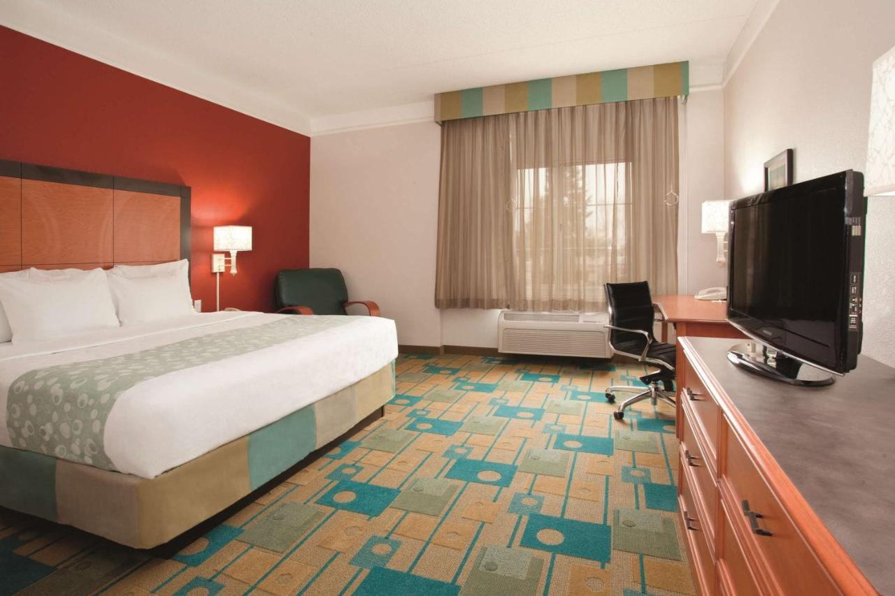King Room with Bath Tub - Mobility Accessible/Non-Smoking at La Quinta Inn & Suites by Wyndham Denver Southwest Lakewood