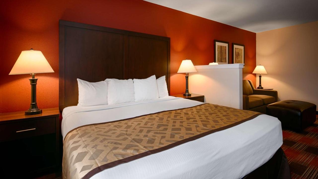 King Room with Roll-in Shower - Disability Access/Non-Smoking at Best Western Dallas Inn & Suites
