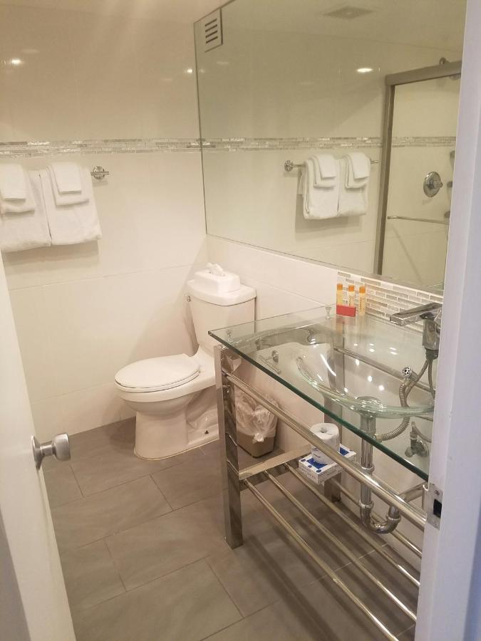 Signature Two-Bedroom 1 King + 2 Twin Beds at Alexander by Design Suites