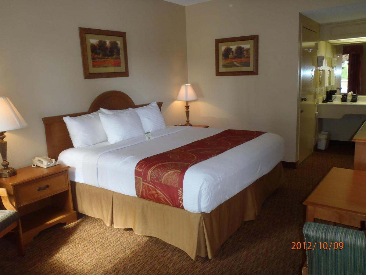 Deluxe King Suite - Non-Smoking at Days Inn by Wyndham Alexander City