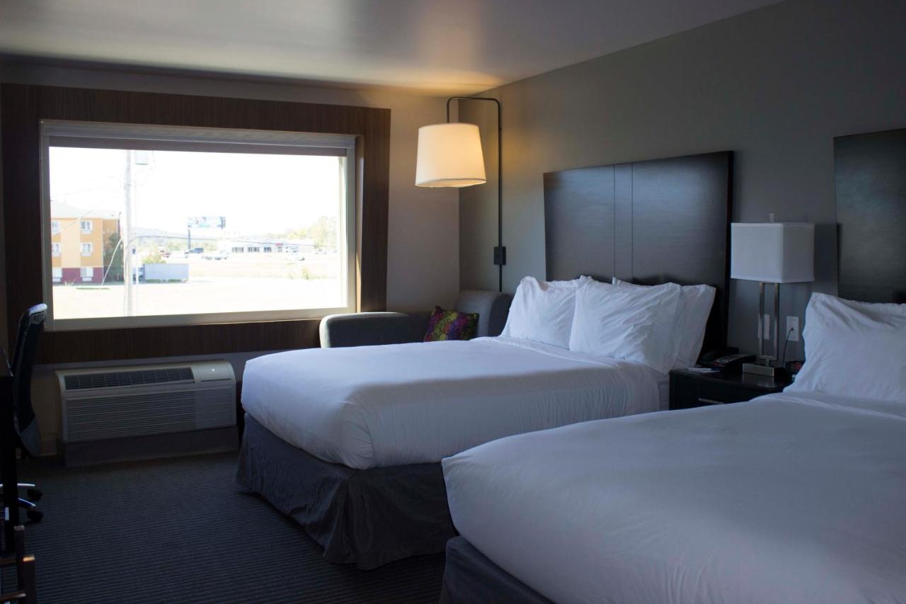 Queen Room with Two Queen Beds - Disability Access at Holiday Inn Express & Suites Tahlequah by IHG