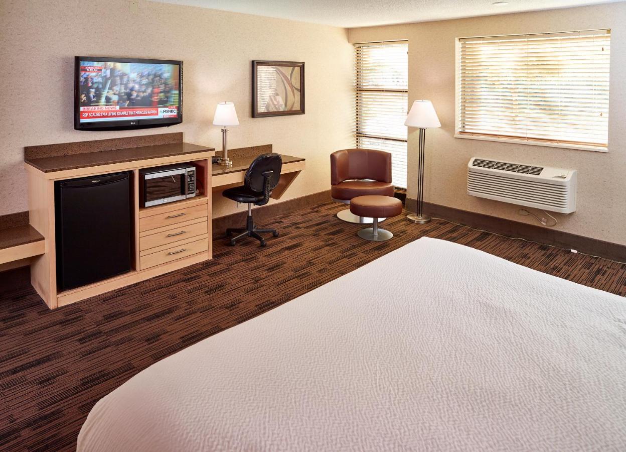 King Room - Non-Smoking at LivINN Hotel Minneapolis North / Fridley