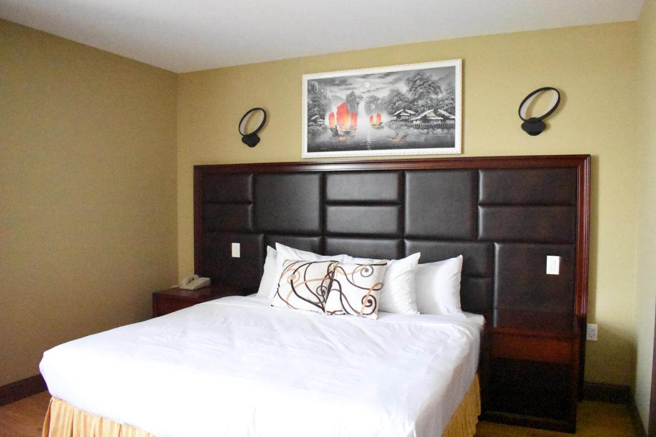 Presidential King Suite at Queens Hotel