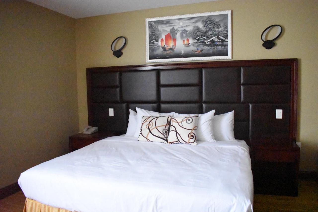 Presidential King Suite at Queens Hotel