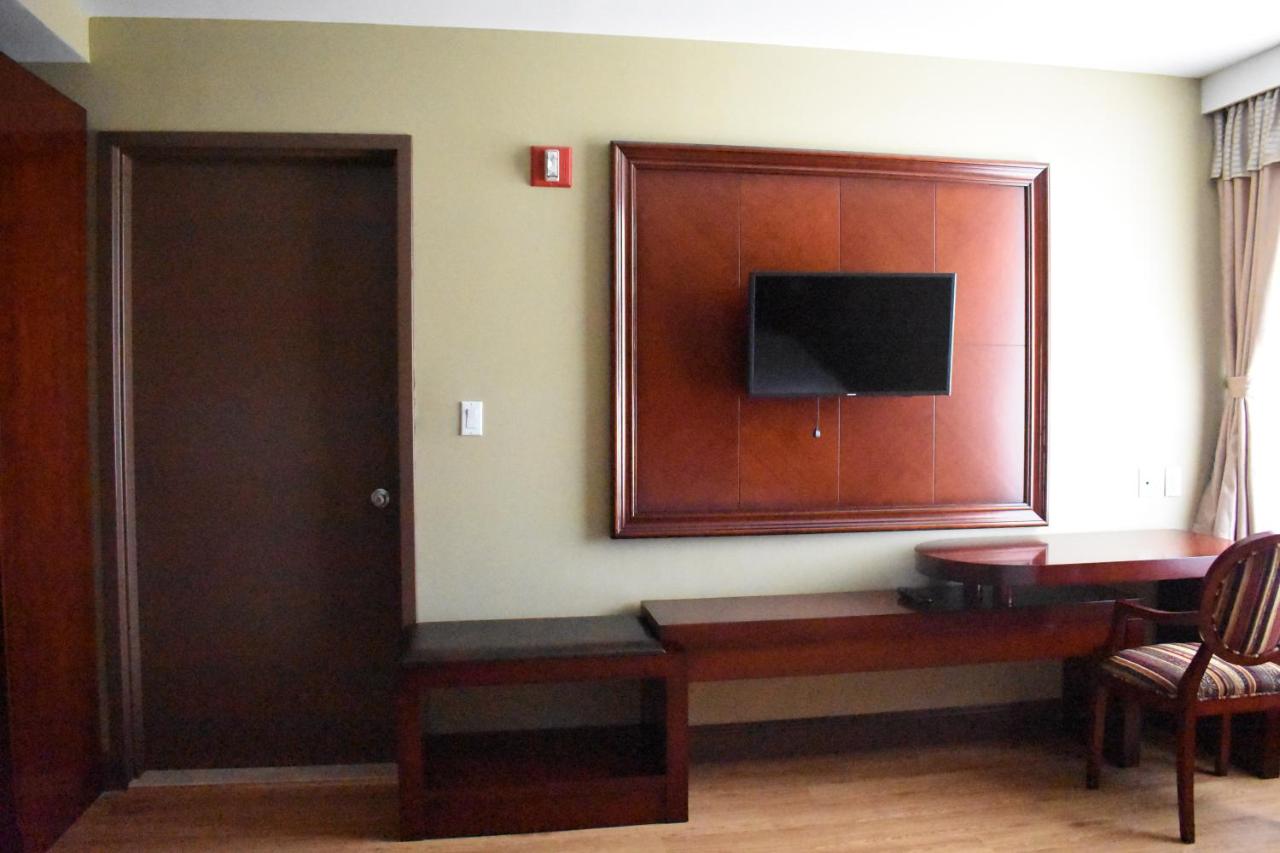 Presidential King Suite at Queens Hotel