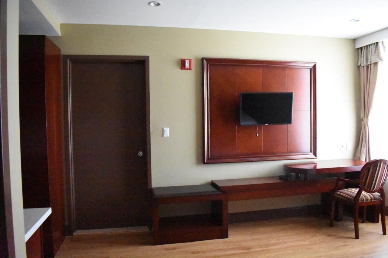 Presidential King Suite at Queens Hotel