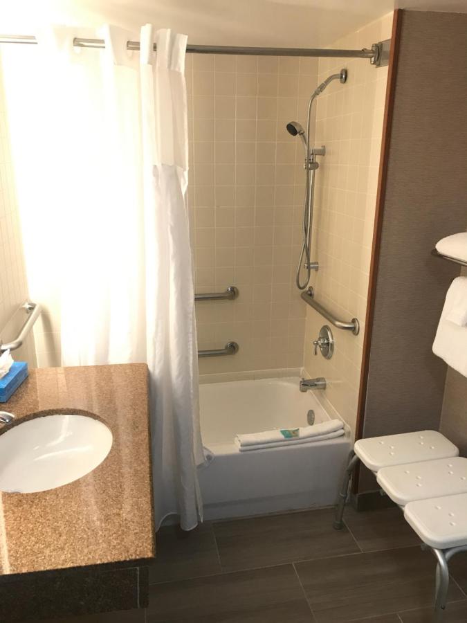 King Room with Mobility/Hearing Impaired Access - Non-Smoking at Wingate by Wyndham Convention Ctr Closest Universal Orlando