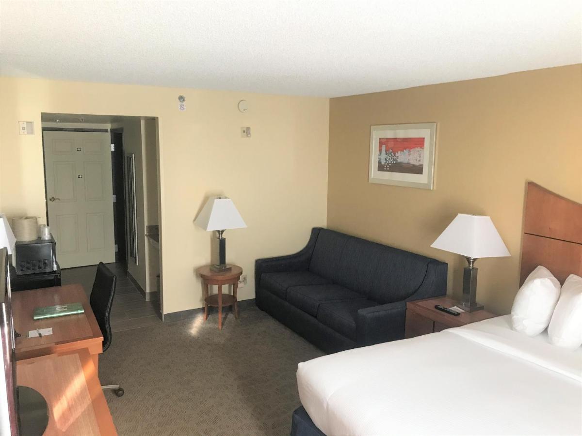 King Room with Mobility/Hearing Impaired Access - Non-Smoking at Wingate by Wyndham Convention Ctr Closest Universal Orlando
