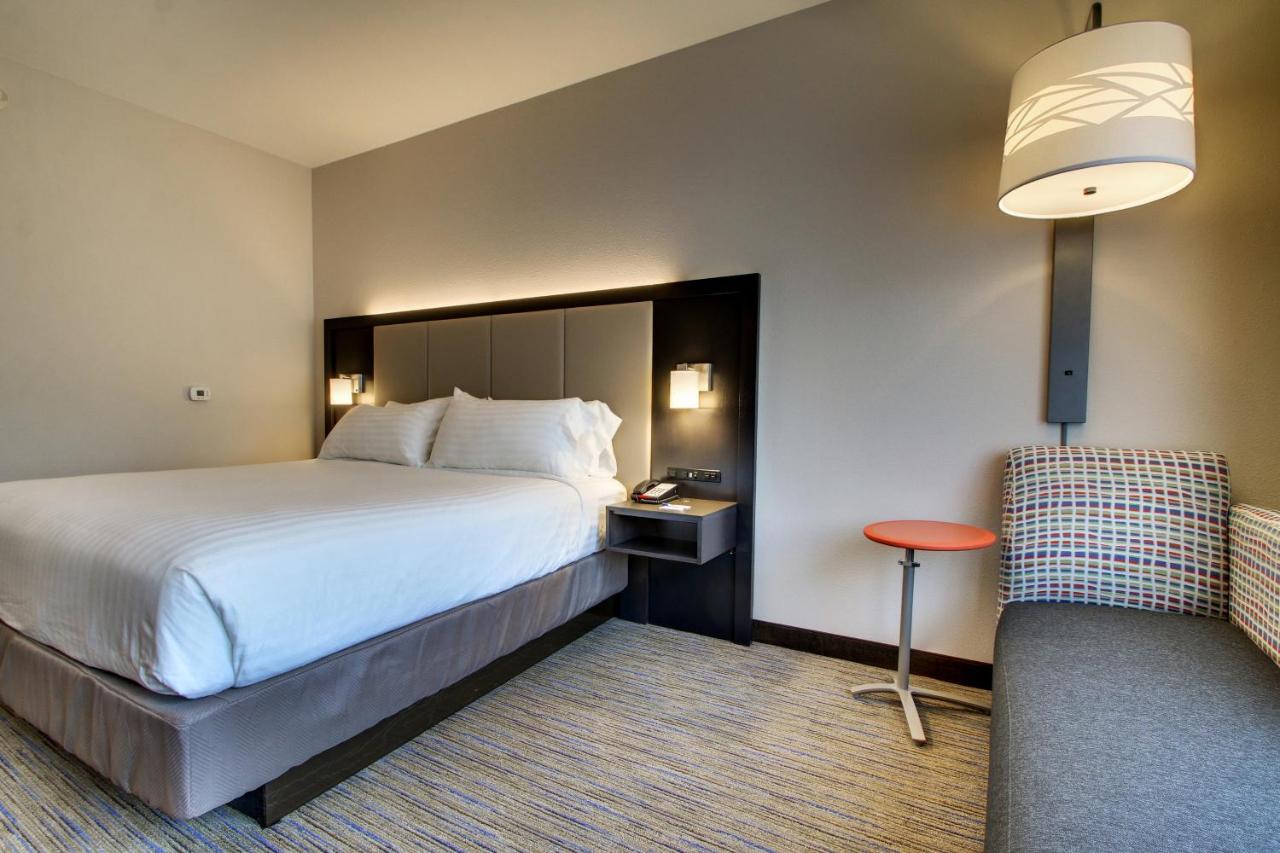 King Room - Mobility Access Tub - Non-Smoking at Holiday Inn Express & Suites Summerville by IHG