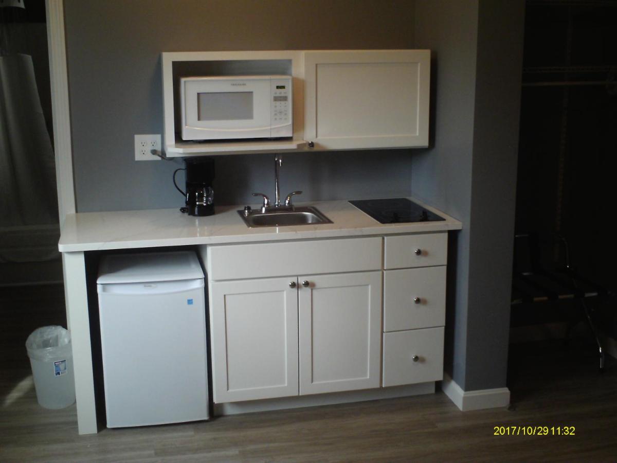 Queen Room - Disability Access at Pine Tree Inn