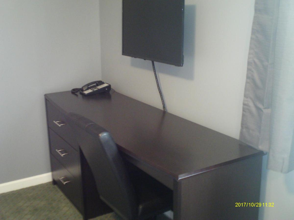 Queen Room - Disability Access at Pine Tree Inn