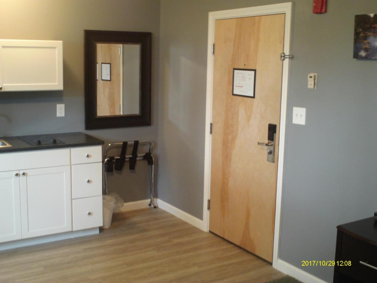 Single Room with Private Bathroom at Pine Tree Inn