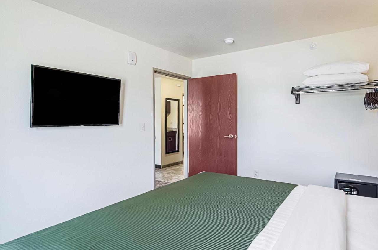 Deluxe King Suite at Cobblestone Inn & Suites - Guernsey