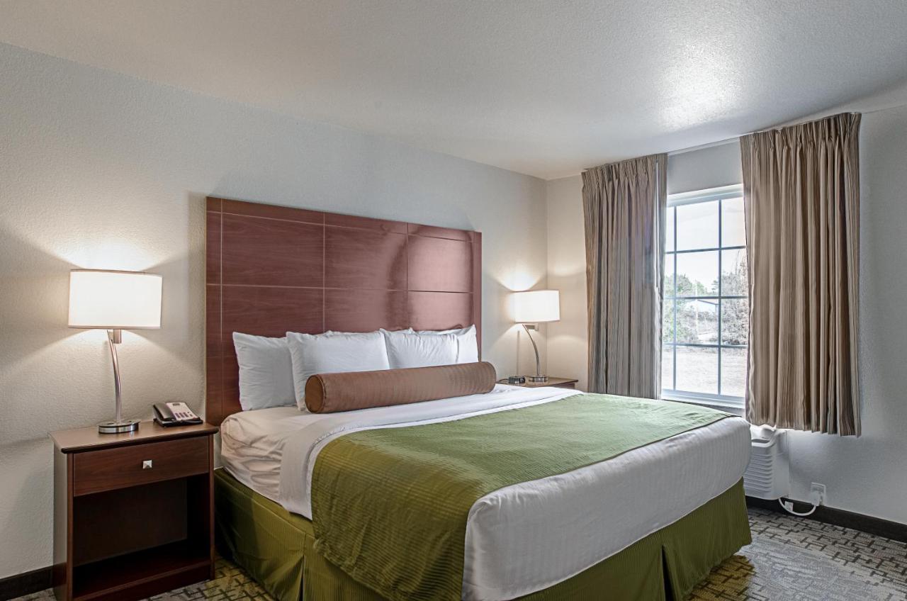 Deluxe King Suite at Cobblestone Inn & Suites - Guernsey