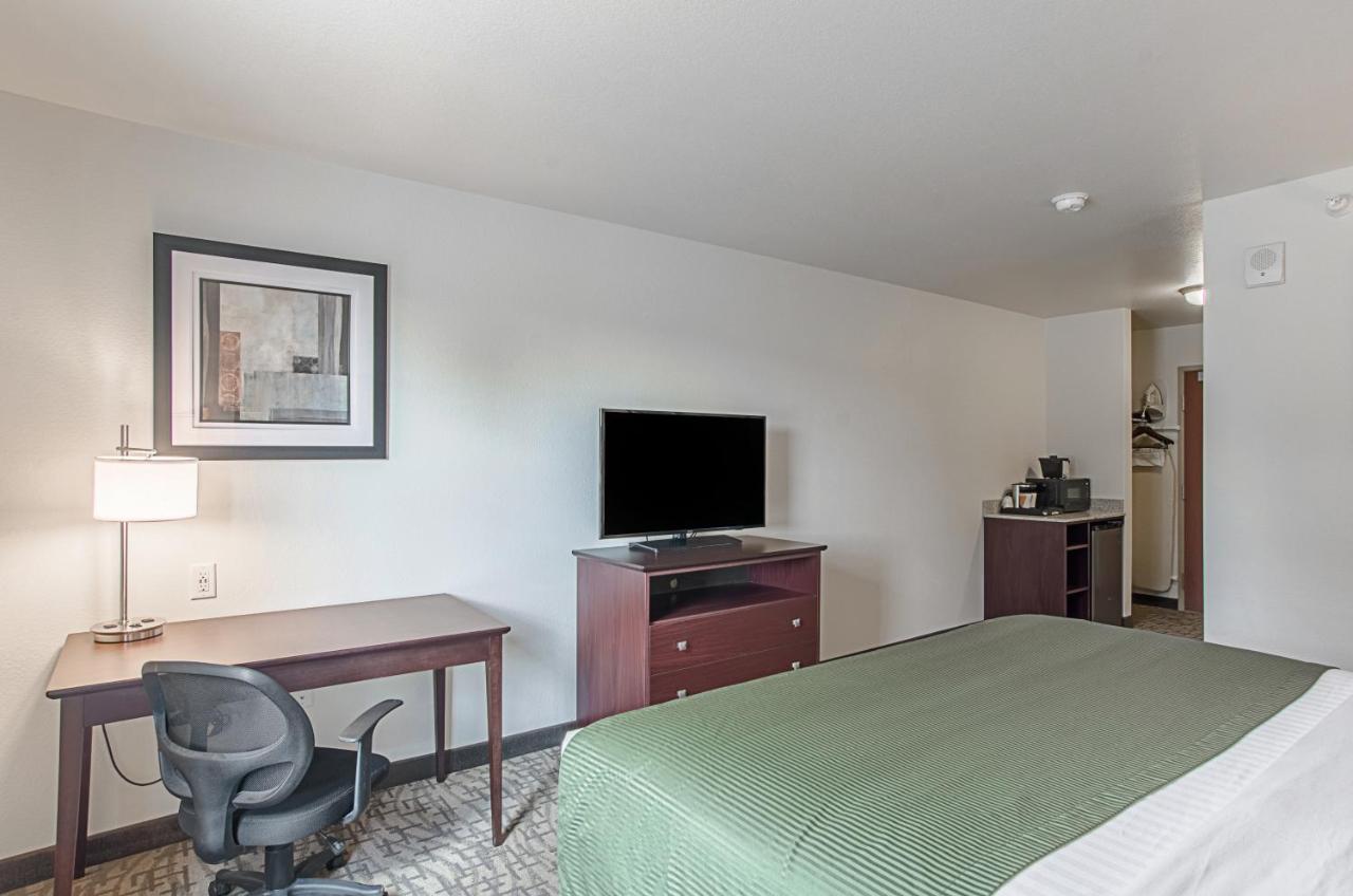 Standard King Room at Cobblestone Inn & Suites - Guernsey