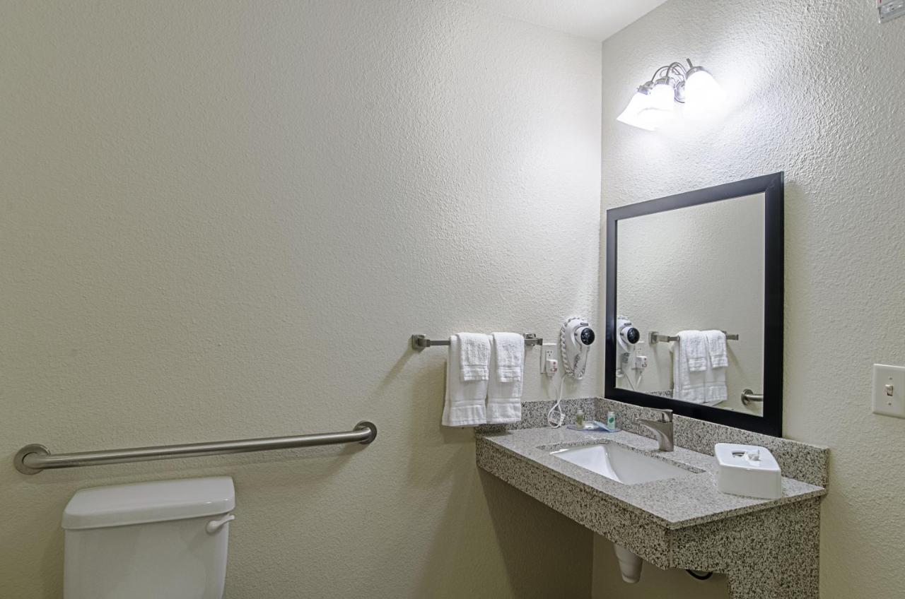 King Room - Disability Access at Cobblestone Inn & Suites - Guernsey