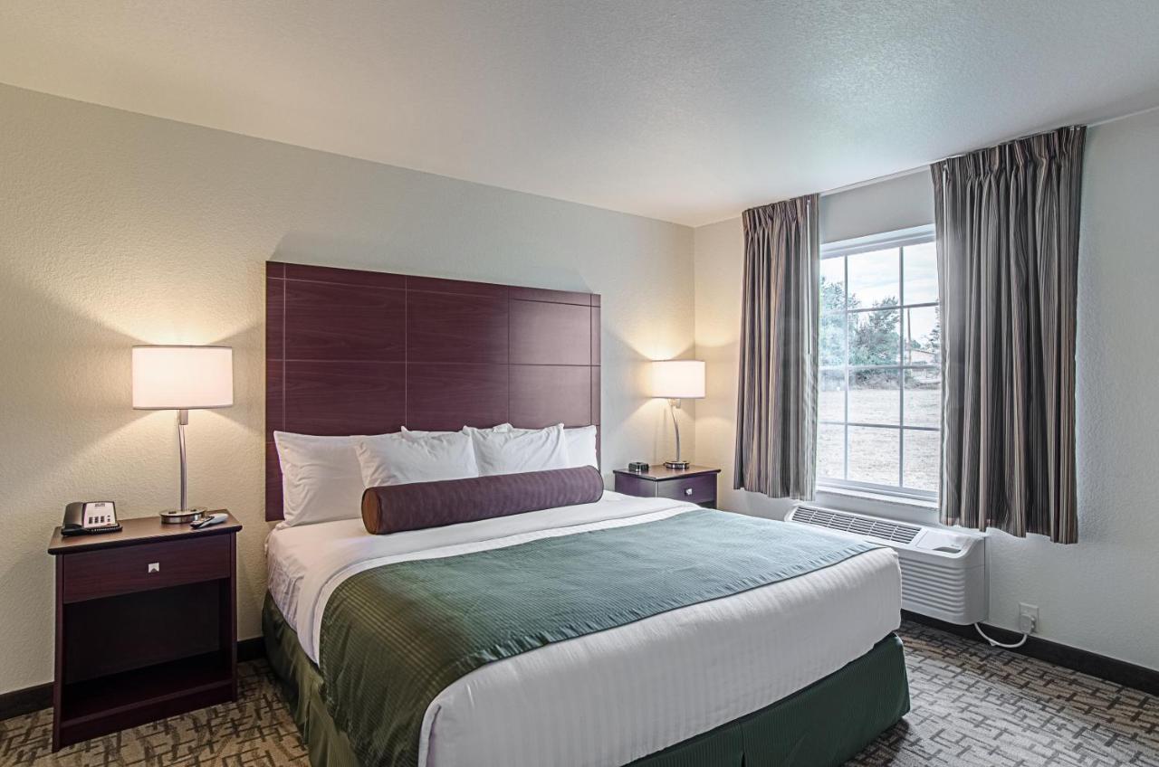 Deluxe King Suite at Cobblestone Inn & Suites - Guernsey