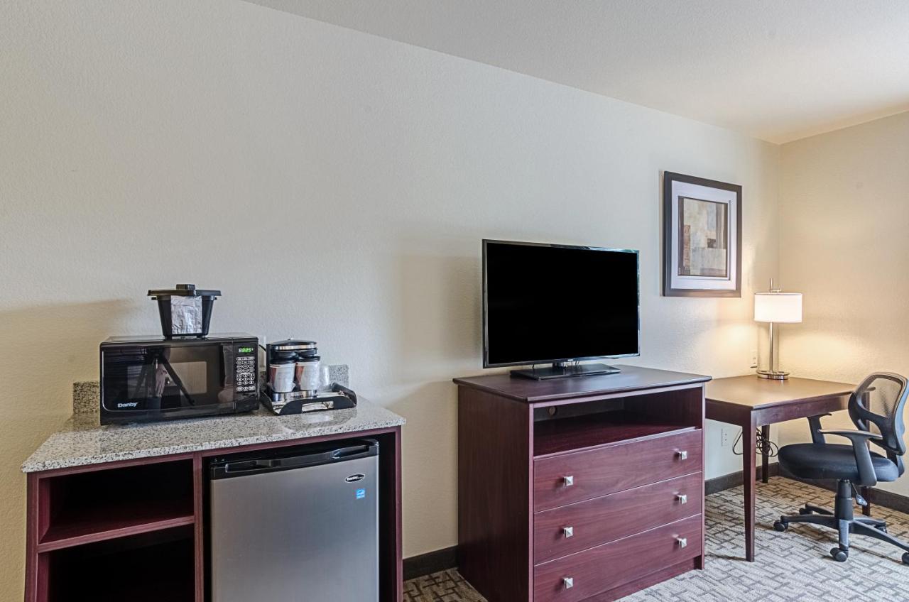 King Room - Disability Access at Cobblestone Inn & Suites - Guernsey