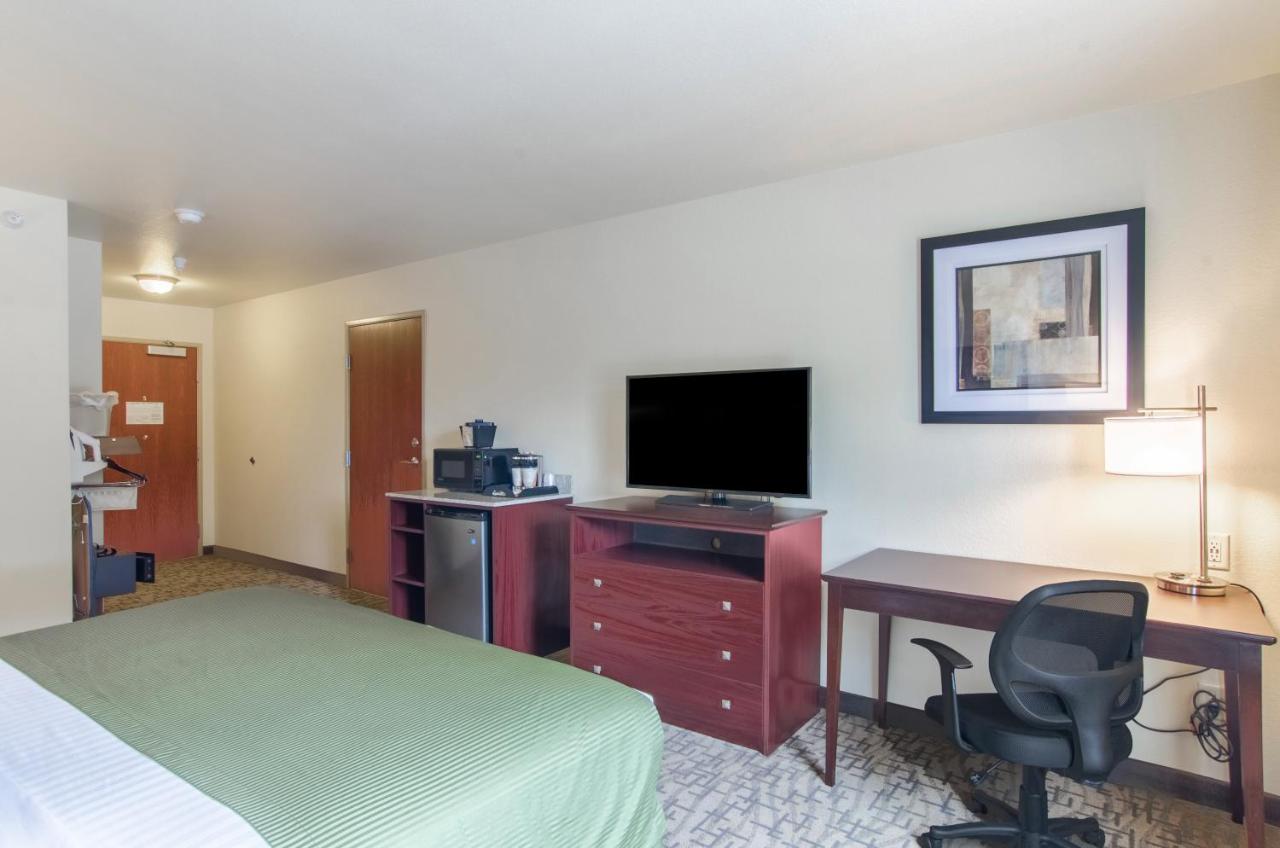 King Room - Disability Access at Cobblestone Inn & Suites - Guernsey