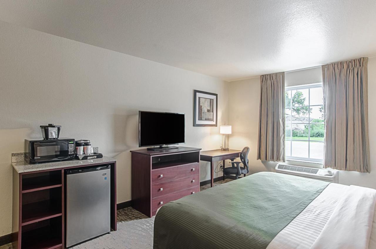 King Room - Disability Access at Cobblestone Inn & Suites - Guernsey