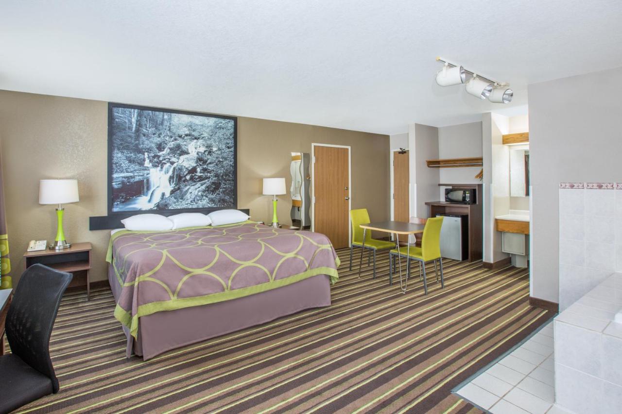 Deluxe King Studio Suite - Non-Smoking at Super 8 by Wyndham Brookings