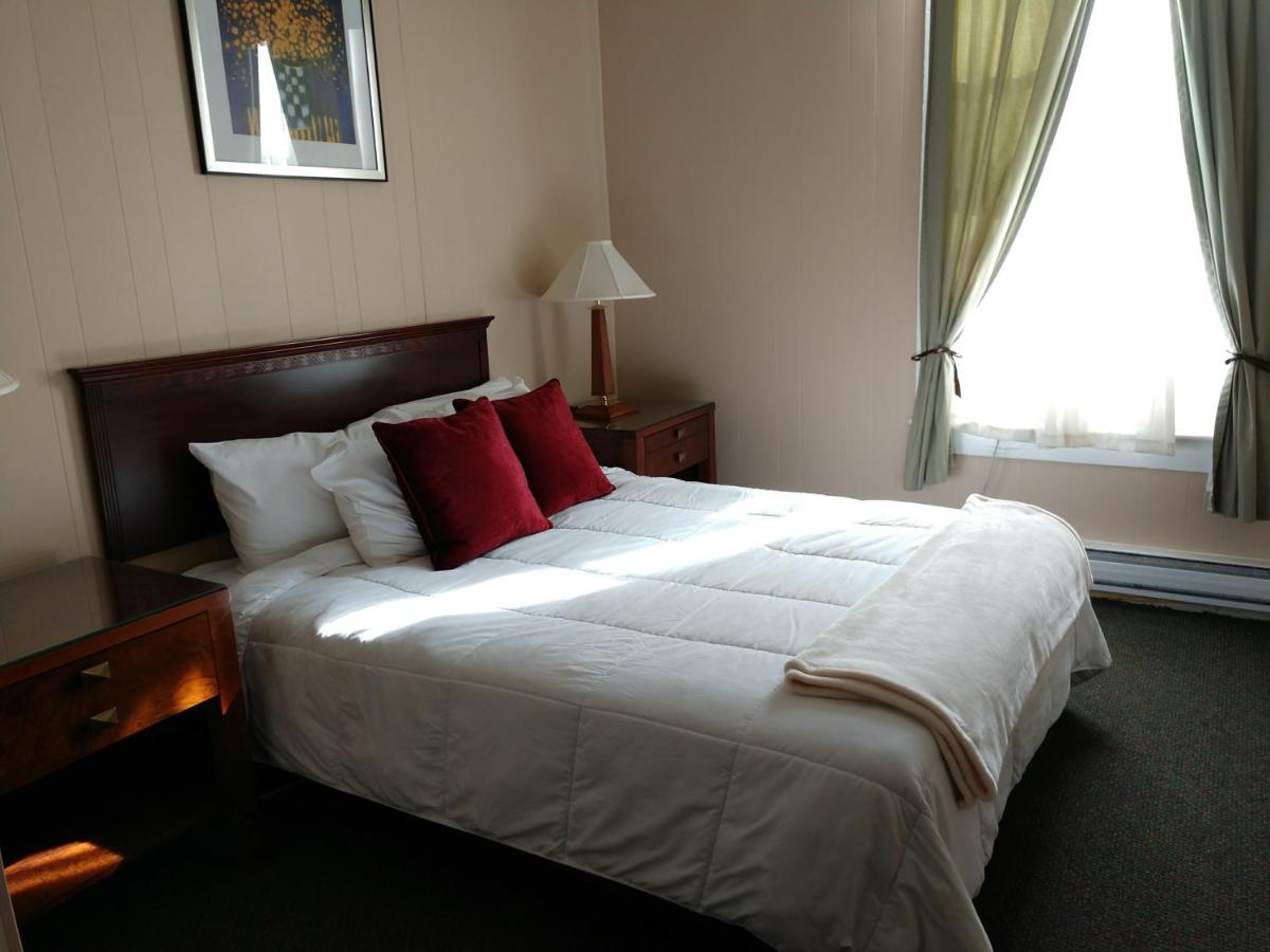 Queen Room at Hotel Wayne