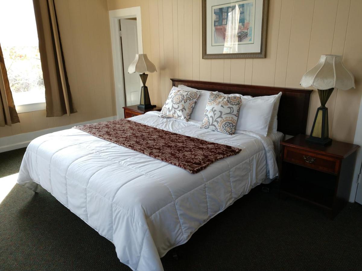 Two-Bedroom Suite at Hotel Wayne