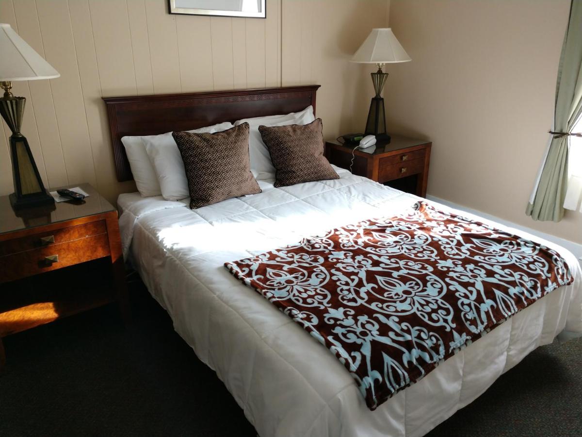 Queen Room at Hotel Wayne