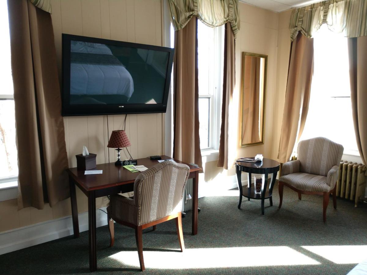 Two-Bedroom Suite at Hotel Wayne
