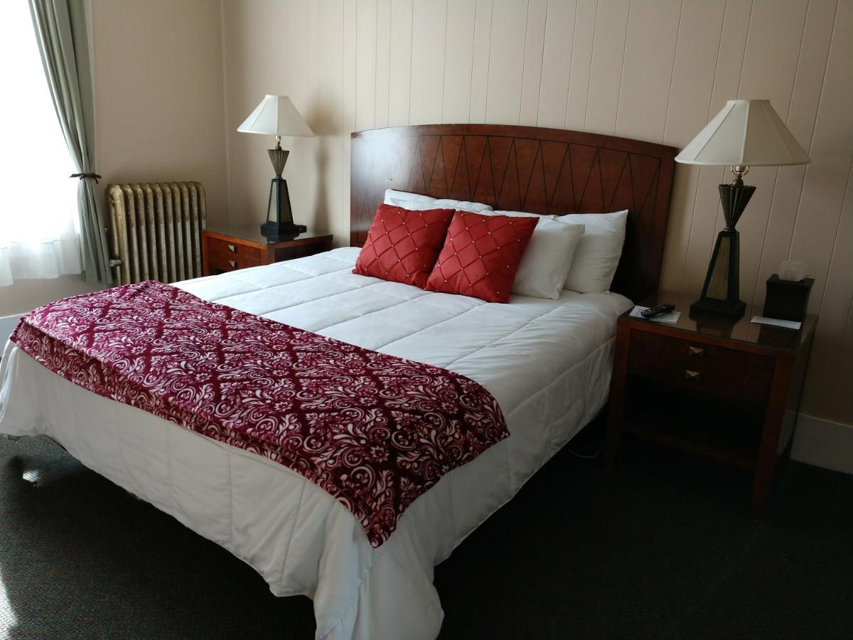 Single Room with Bathroom at Hotel Wayne