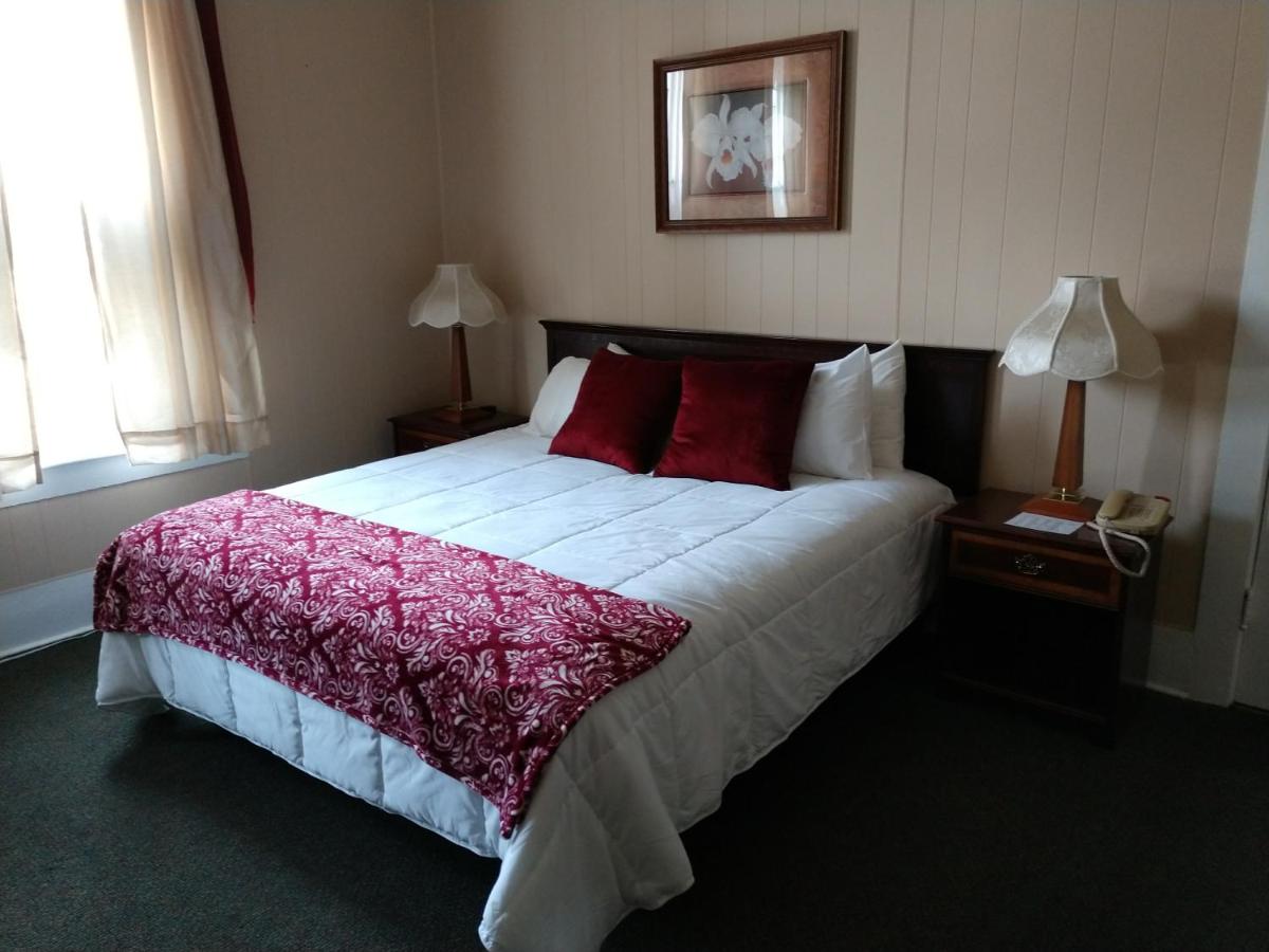 Single Room with Bathroom at Hotel Wayne