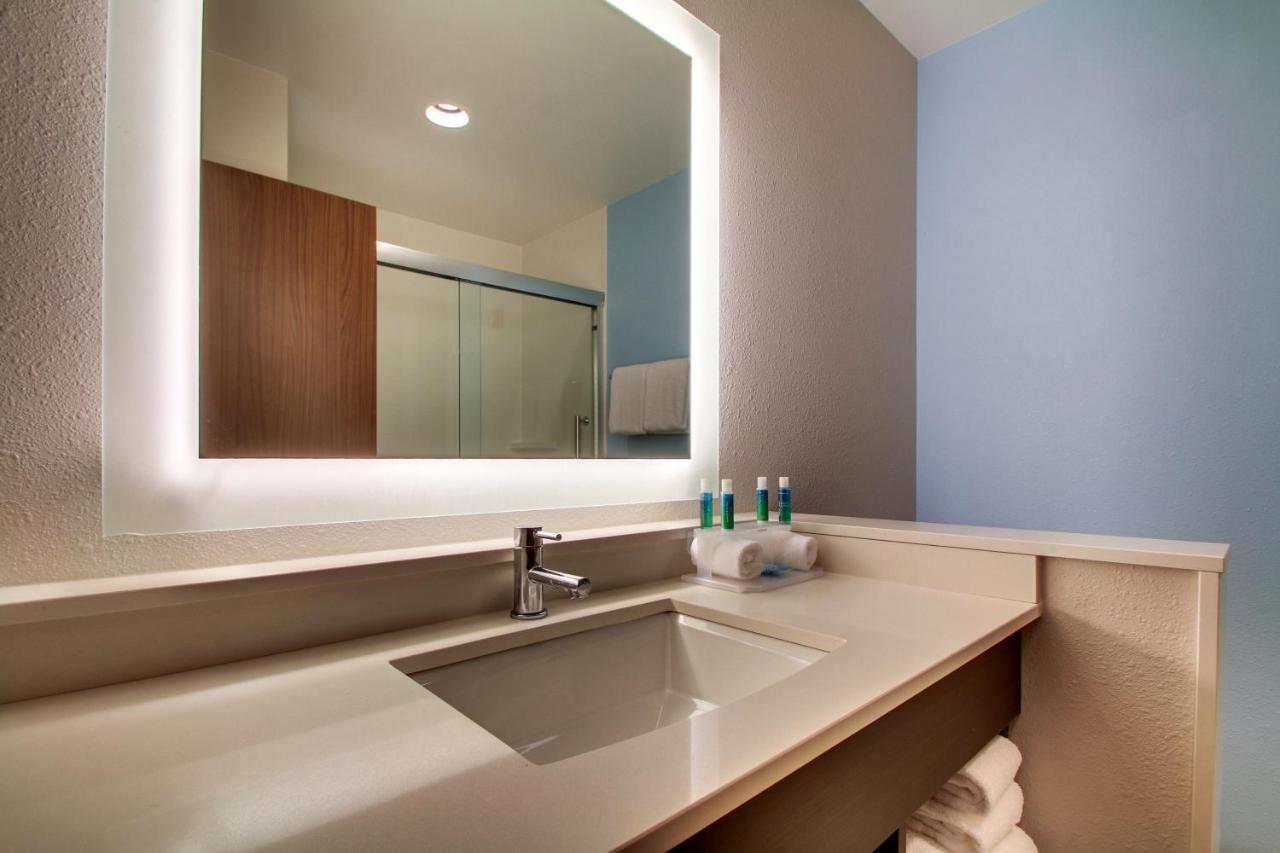 King Room - Mobility Access Tub - Non-Smoking at Holiday Inn Express & Suites Summerville by IHG