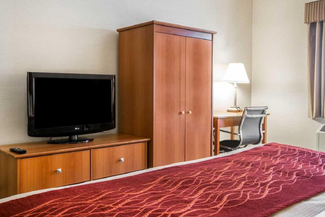 Double Room with Two Double Beds - Smoking at Comfort Inn White River Junction